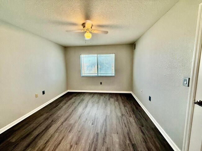Building Photo - 271 SW Palm Dr