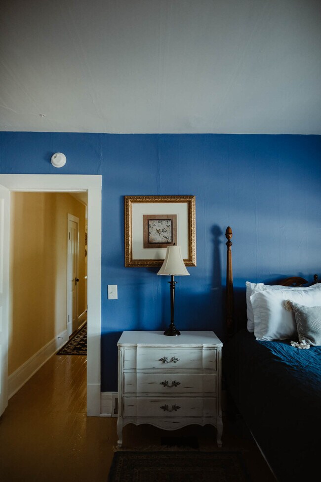 Building Photo - 108 W 6th St