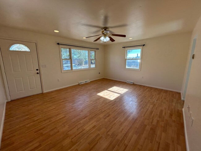 Building Photo - 4 Bedroom 1 Bath House with Detached Garag...