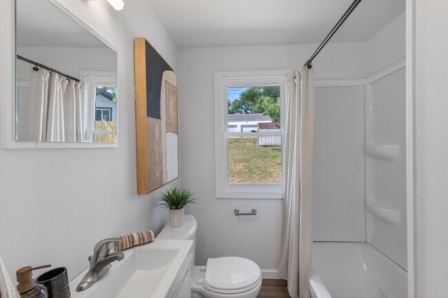 Building Photo - Benson Beauty!