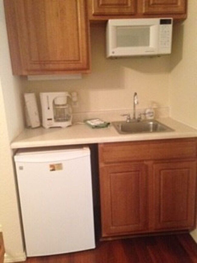 Building Photo - Furnished 1 bedroom 1 bath near Silver Dol...