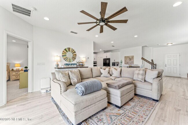 Building Photo - 535 Silver Landing Dr