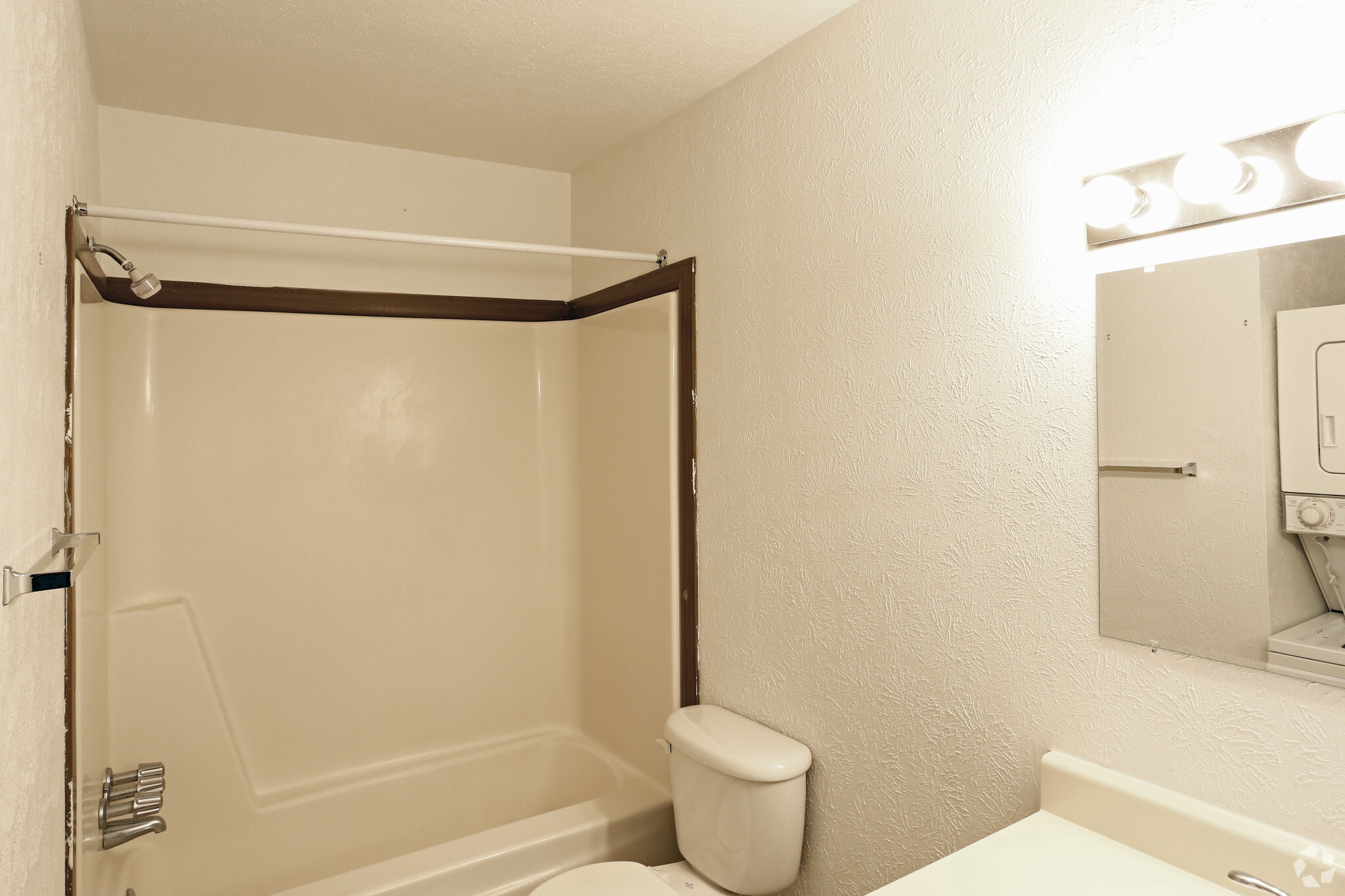 One Bedroom - Bathroom - Southwyck Park Apartments