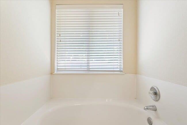 Building Photo - Charming 3/BR 2/BA One-Level Home in Round...
