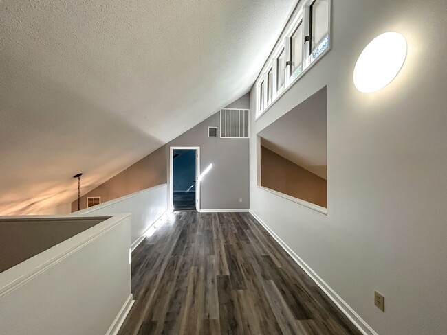 Building Photo - Spacious Contemporary Home in a Private Wo...