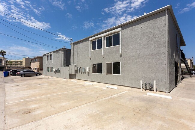 Building Photo - 1 MONTH FREE ~ 1BR at a Great Price ~ Just a Block from the Beach!