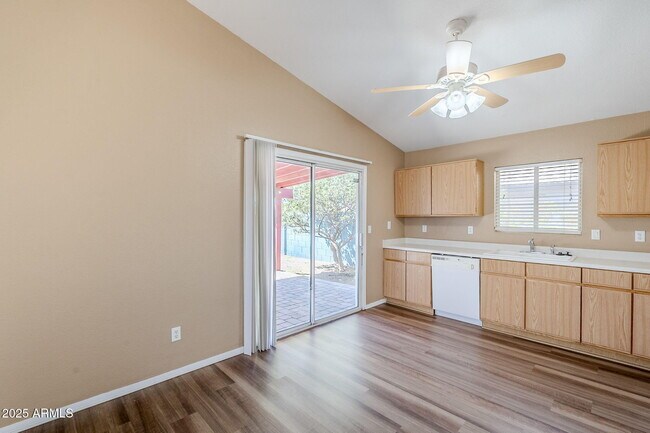 Building Photo - 2117 W Renaissance Ave