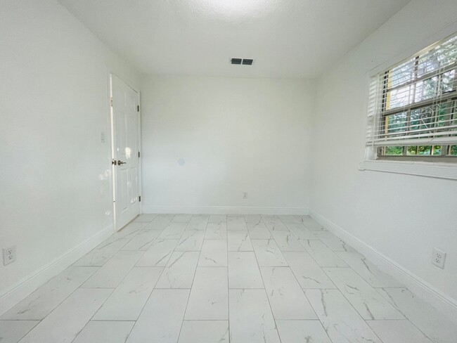 Building Photo - Renovated 4 Bedroom Home for Rent in Sky Lake