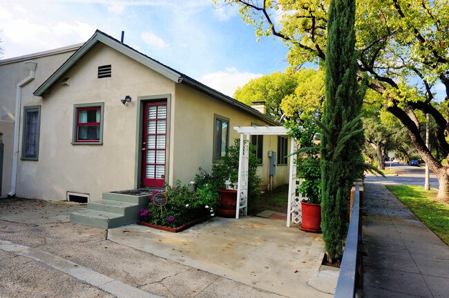 Building Photo - 1726 N Los Robles Ave