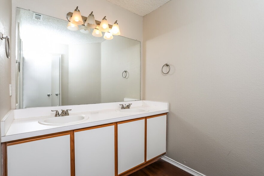 Building Photo - 1511 Columbia Dr