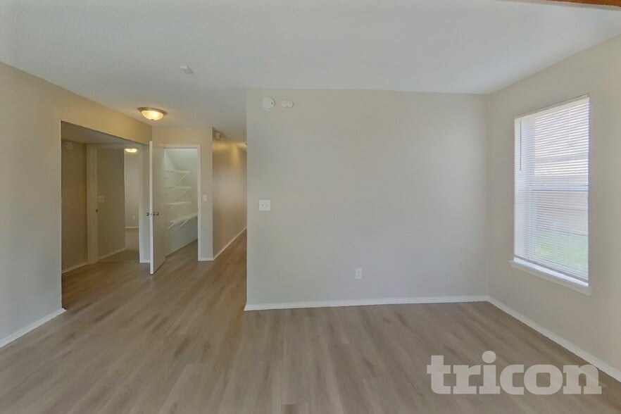 Building Photo - 606 Radnor Ln