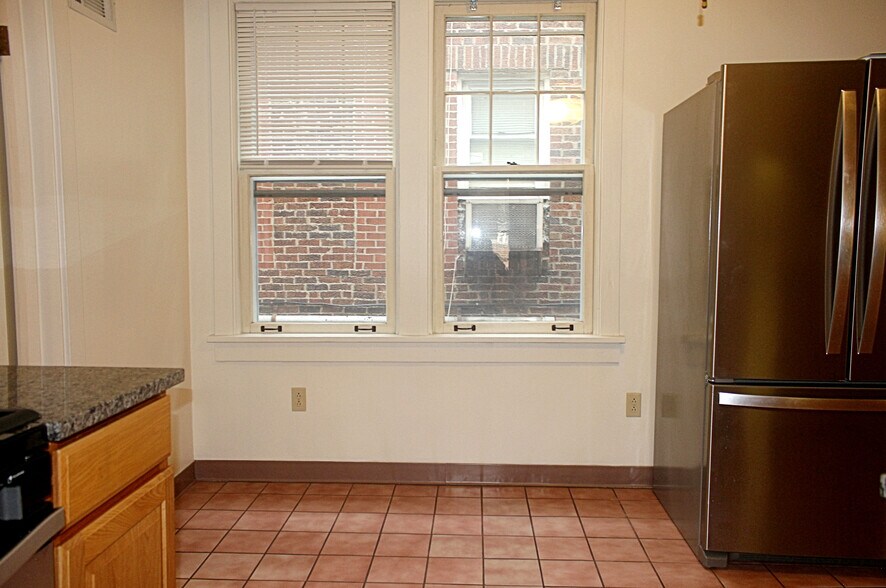 kitchen eating area - 5840 Alderson St