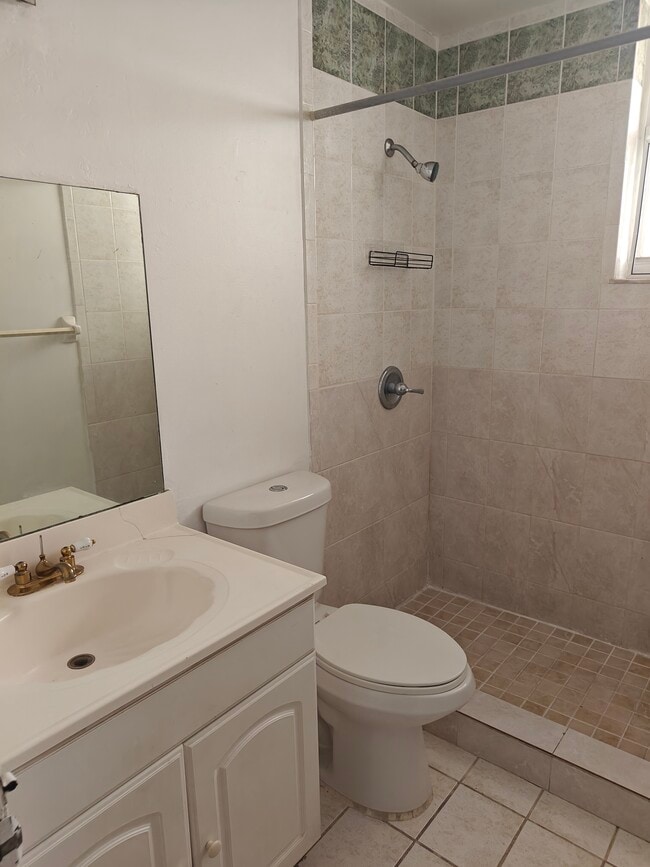 2nd Bathroom - 4156 W 10th Ln