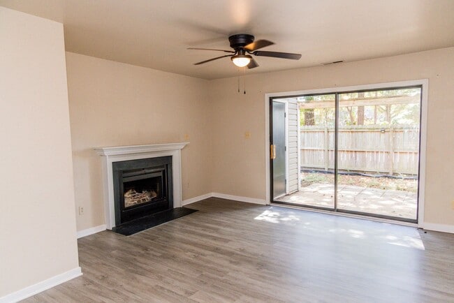 Building Photo - 3 Bedroom 2 Bath End Unit!