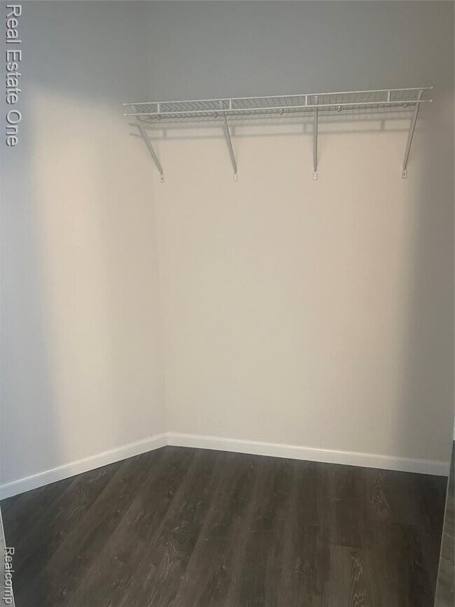 Building Photo - 15815 Lakeside Dr