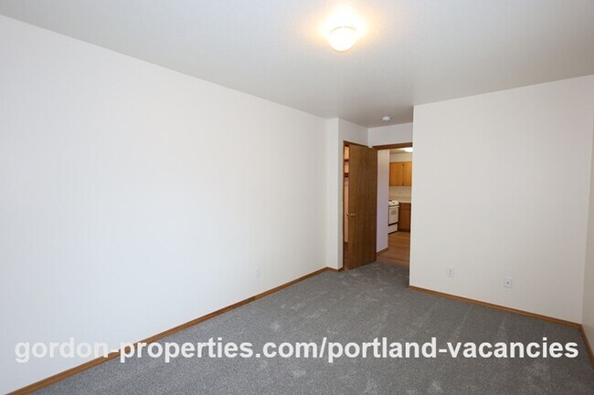 Building Photo - SE Knapp Circle - 3 bedroom duplex with attached single car garage