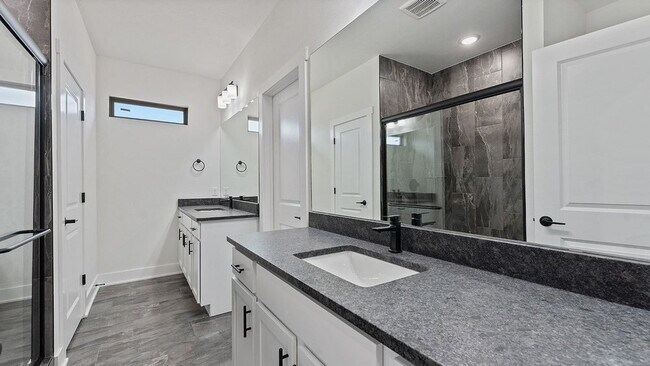 Building Photo - "Charming 3-Bedroom Retreat with Granite Elegance & Cozy Fireplace in Farmington!"