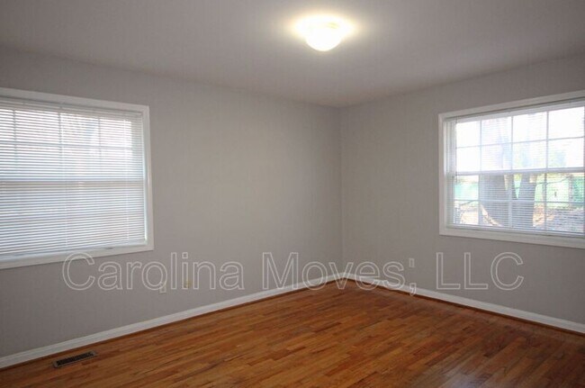 Building Photo - 16 Ashwood Ave