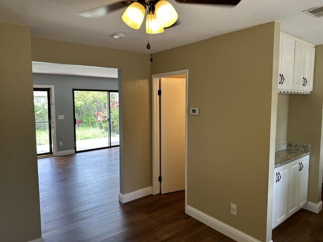 Building Photo - Spacious 3 Bed, 2.5 Bath West Dublin Townh...