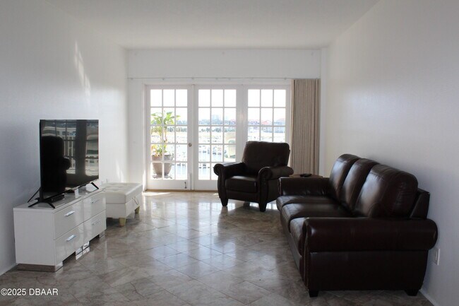 Building Photo - 404 S Beach St