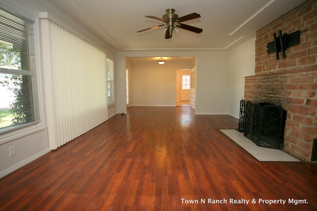 Building Photo - 5Br 2Ba single Family Home