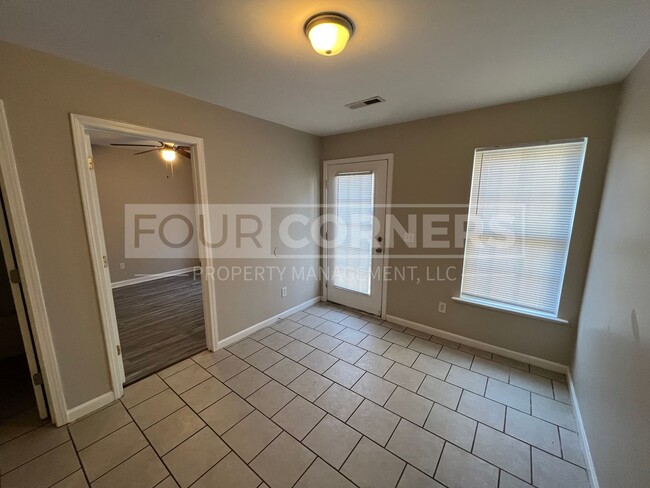 Building Photo - Lovely 3-bedroom 2-bath Apartment