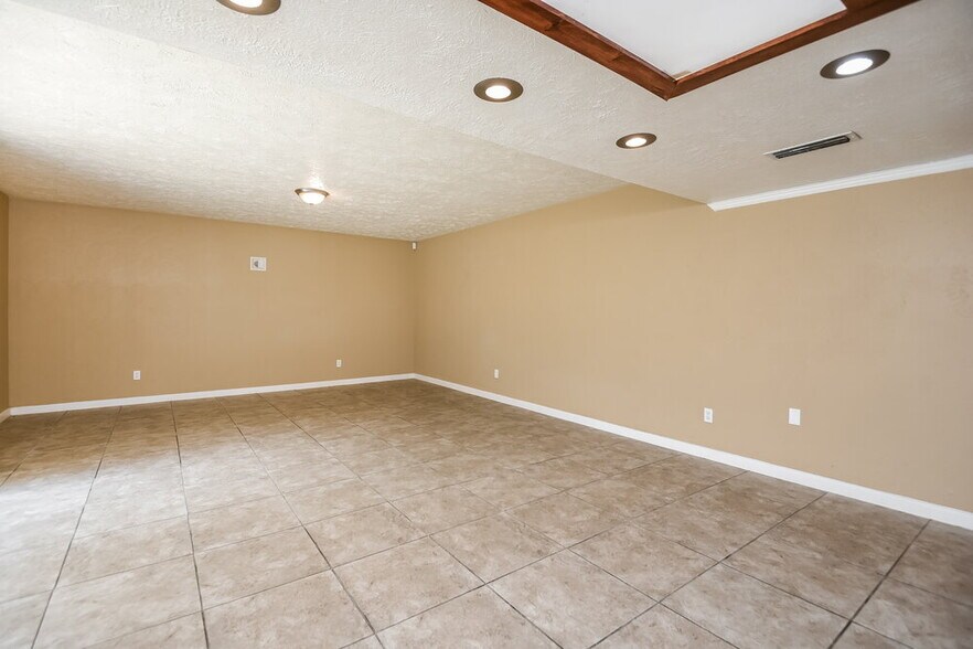 Building Photo - 14606 Leacrest Dr