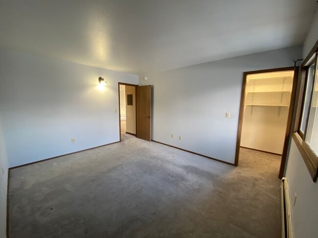 Building Photo - Spacious 2 Bedroom Condo in Eastridge! Carport Parking, Mountain View Balcony!