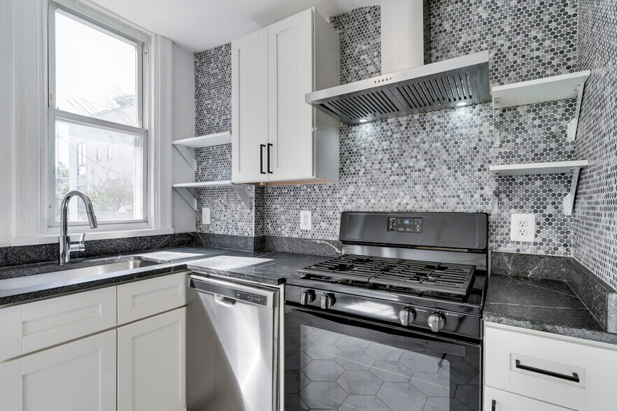 Building Photo - 710 Columbia Rd NW