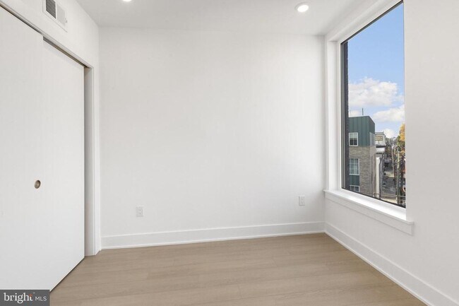 Building Photo - 2000 Dreer St