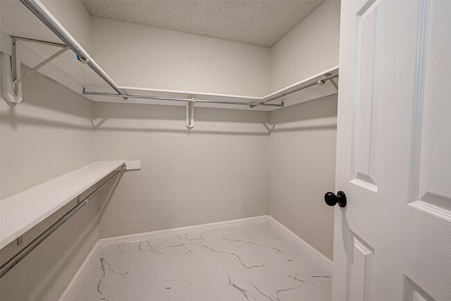 Building Photo - 12055 Fairpoint Dr