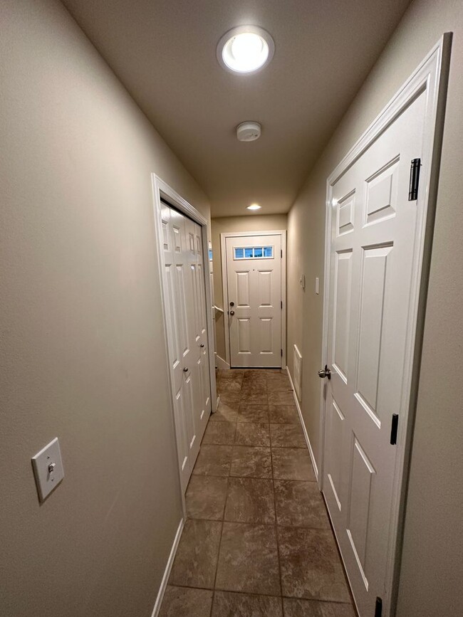 Building Photo - 3 bed 2 bath Townhome Green Lake Neighborh...