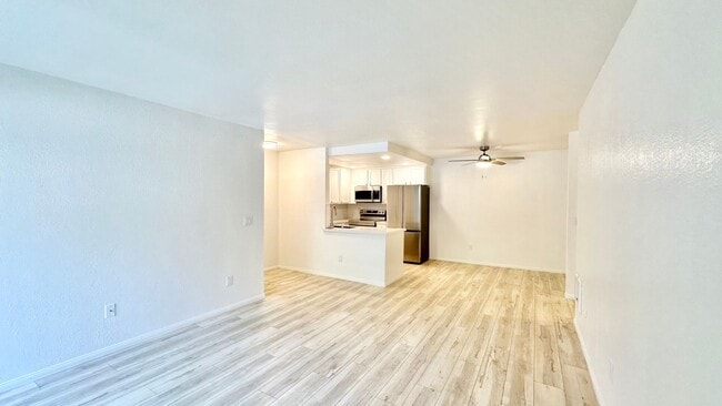 Building Photo - Light, Bright, and Lovely Ground Level Con...