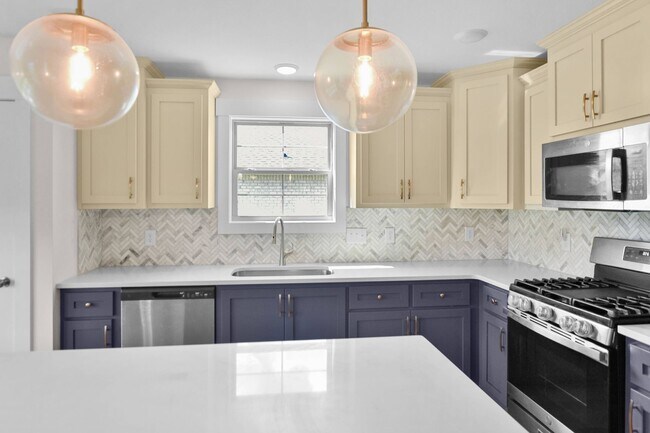 Building Photo - Pet Friendly Three Bedroom with Bonus!