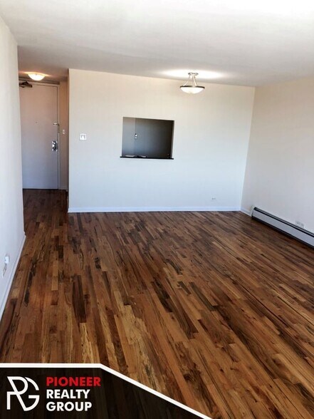 Building Photo - 4600 N Clarendon Ave