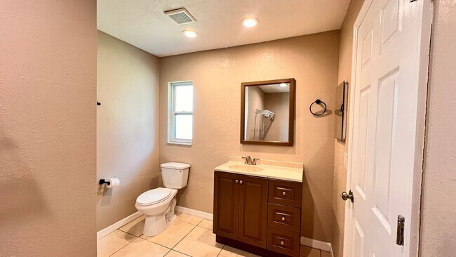 Building Photo - Beautiful 4 Bedroom 2 Bath Home!