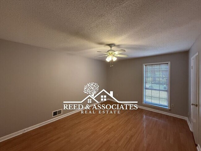 Building Photo - 3 Bedroom Located Near Kirby High School