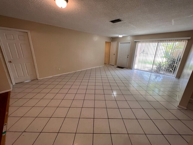 Building Photo - 3/2 Single Family Home in Miramar- Ready f...