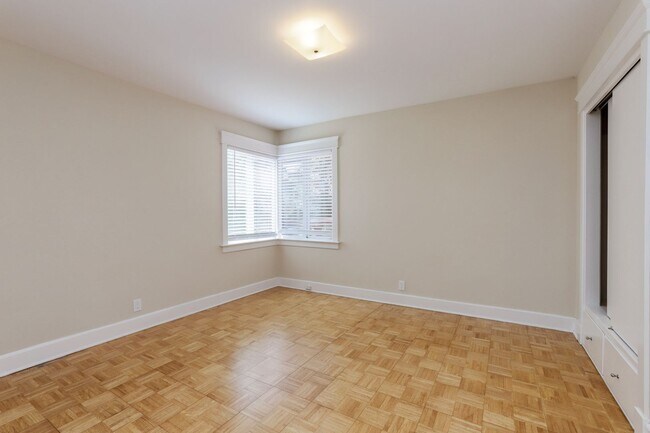 Building Photo - 3 Bed / 2 Bath Woodside home on large lot ...