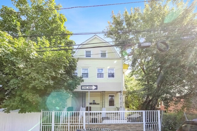 Building Photo - 904 S 18th St