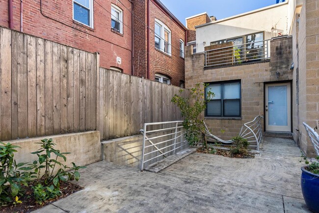 Building Photo - 1710 Summit Pl NW