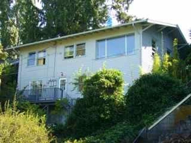 Building Photo - 2 & 4 Bedroom Apartments with Classic Char...