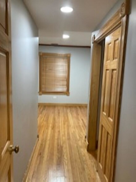 2nd Bed Entry - 7303 N Wolcott Ave