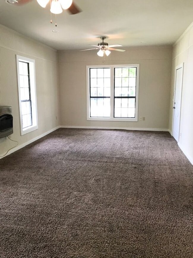 Building Photo - 1004 Ave F