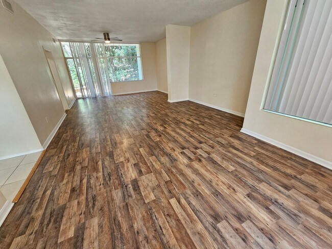 Building Photo - 6 Bedroom/3 Bath home in Black Acres