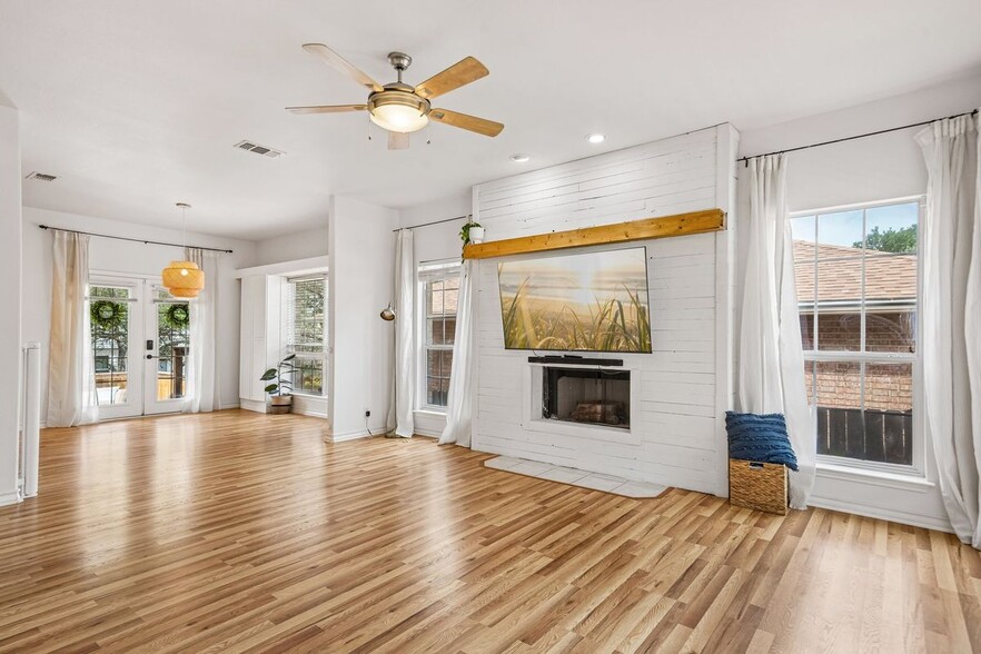 Building Photo - 15727 Knolldown