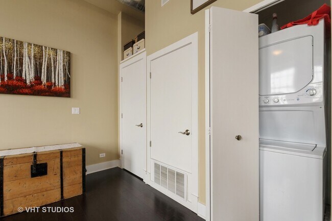 Building Photo - 154 School St