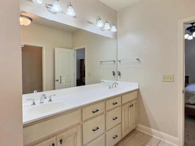 Building Photo - 4 Bed, 2 Full Bath Home w/ In-Ground Pool in Desirable Lake Forest!