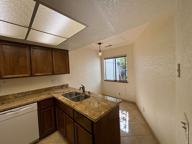 Building Photo - Charming Santa Cruz Townhouse: 3 Beds, 2.5...