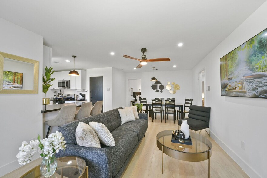 Building Photo - 5122 Hialeah Dr